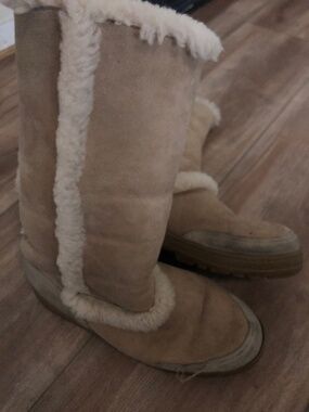 UGG BOOTS